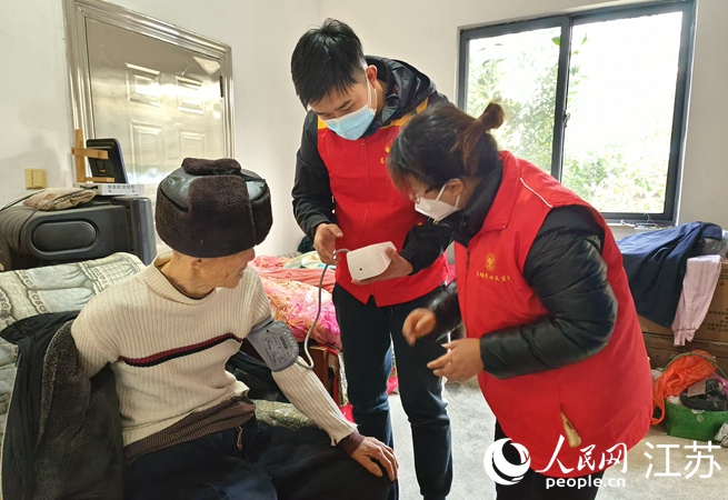 村医疗站签约“家庭医生”为高龄老人上门做检查。人民网 张瀚天摄