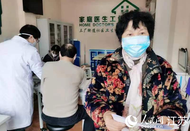 曹庆芬老人（右）对记者说：“有了专班医生在，可以放心过年了。”人民网记者王继亮摄