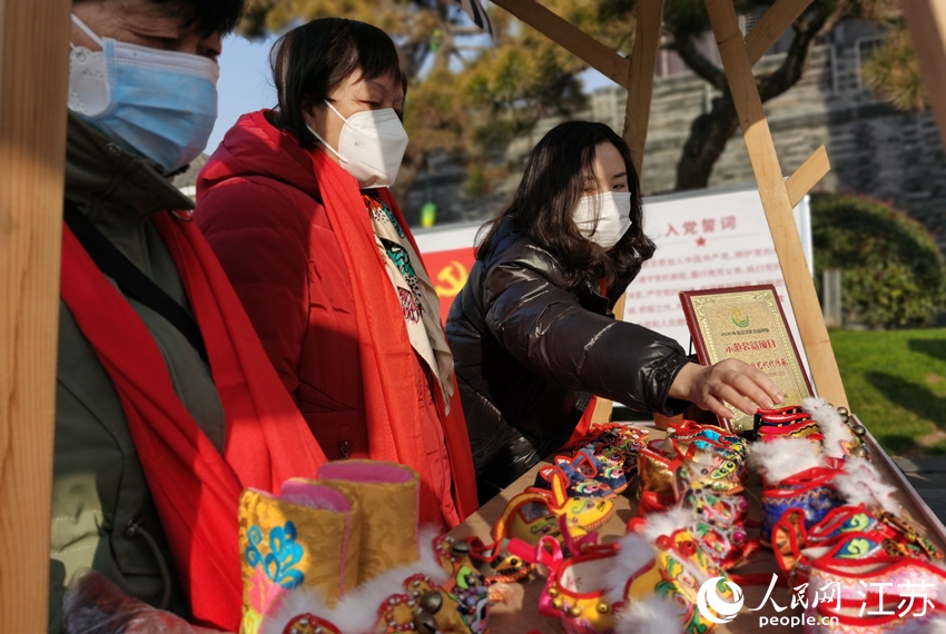 南通非遗“虎头鞋”吸引市民驻足。人民网记者 王继亮摄