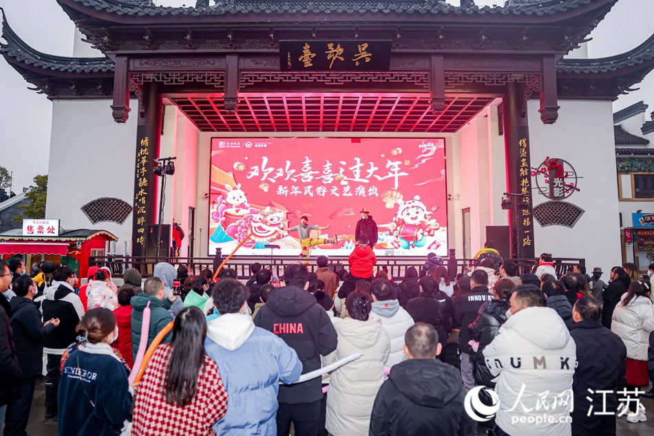新年民俗文艺演出吸引了大量游客驻足。新吴区委宣传部供图