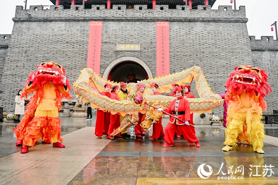 精彩的舞獅舞龍表演。新吳區委宣傳部供圖