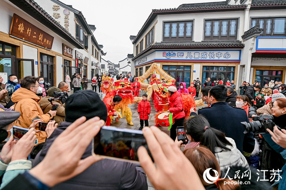豐富的表演讓游客們紛紛拿出手機拍照留念。新吳區委宣傳部供圖