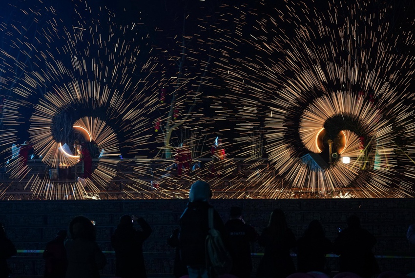 1月23日，观众在盱眙第一山历史文化街区观看打铁花表演。