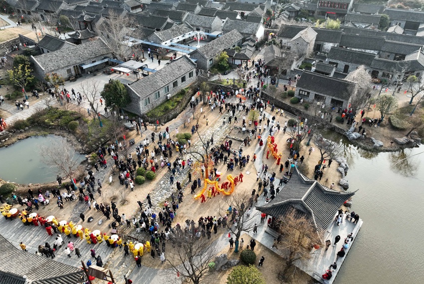 1月23日，市民和游客在盱眙第一山歷史文化街區觀看舞龍表演（無人機照片）。