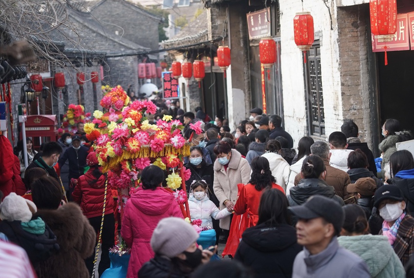 1月23日，市民和游客在盱眙第一山歷史文化街區游玩。