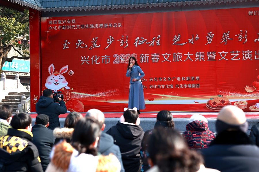 喜庆的淮剧小戏吸引了众多游客观看。史道智摄