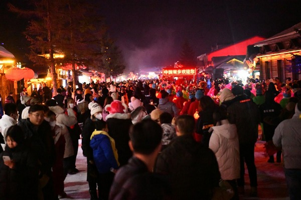 中國雪鄉景區裡，雪韻大街熱鬧非凡。中國雪鄉景區供圖