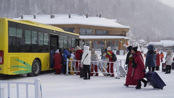 游客們正在有序上車。中國雪鄉景區供圖