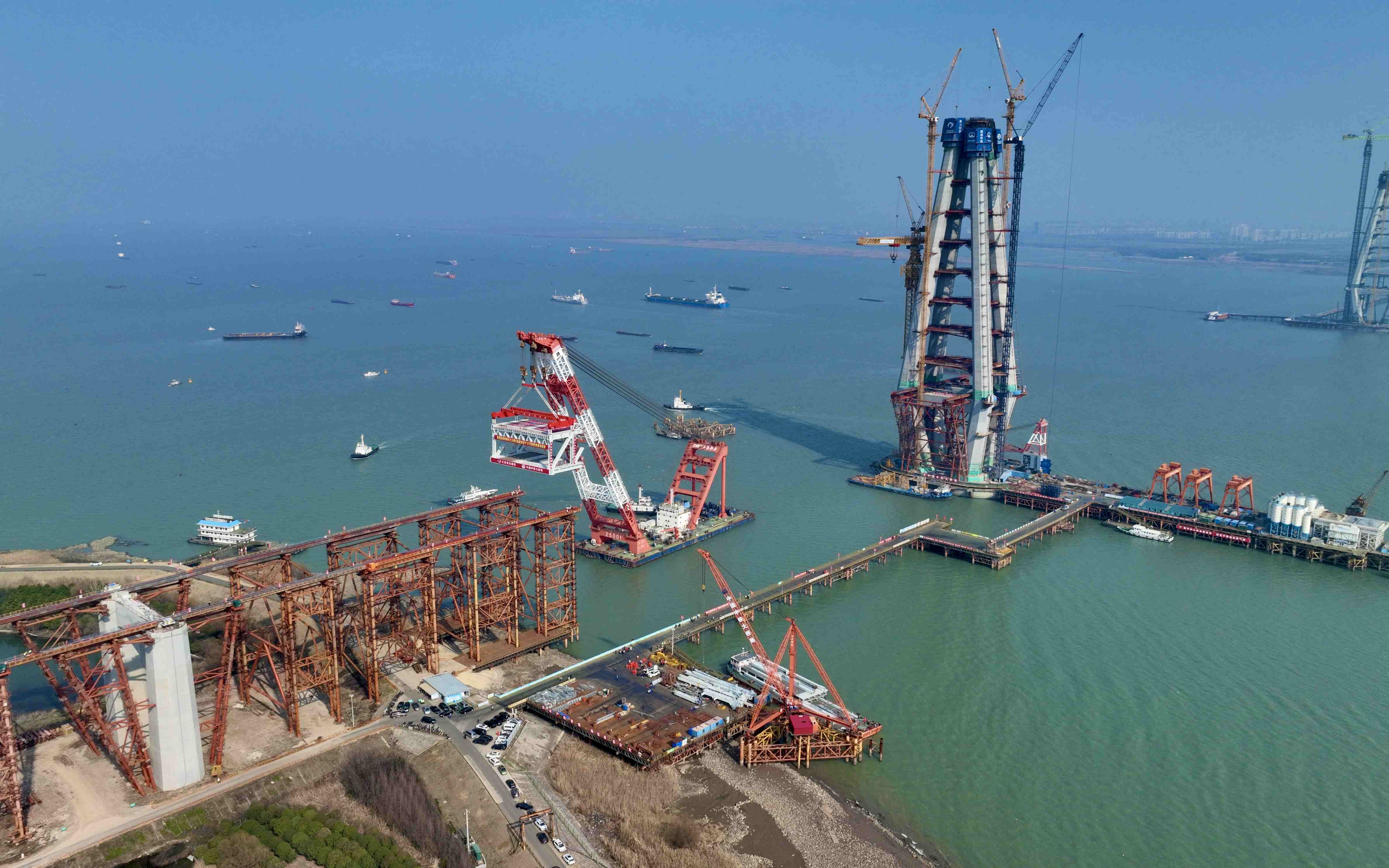 常泰长江大桥主航道桥首个大节段钢梁吊装完成