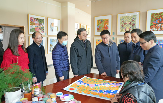 调研组一行来到中国农民书画研究会创作基地。陆轩供图