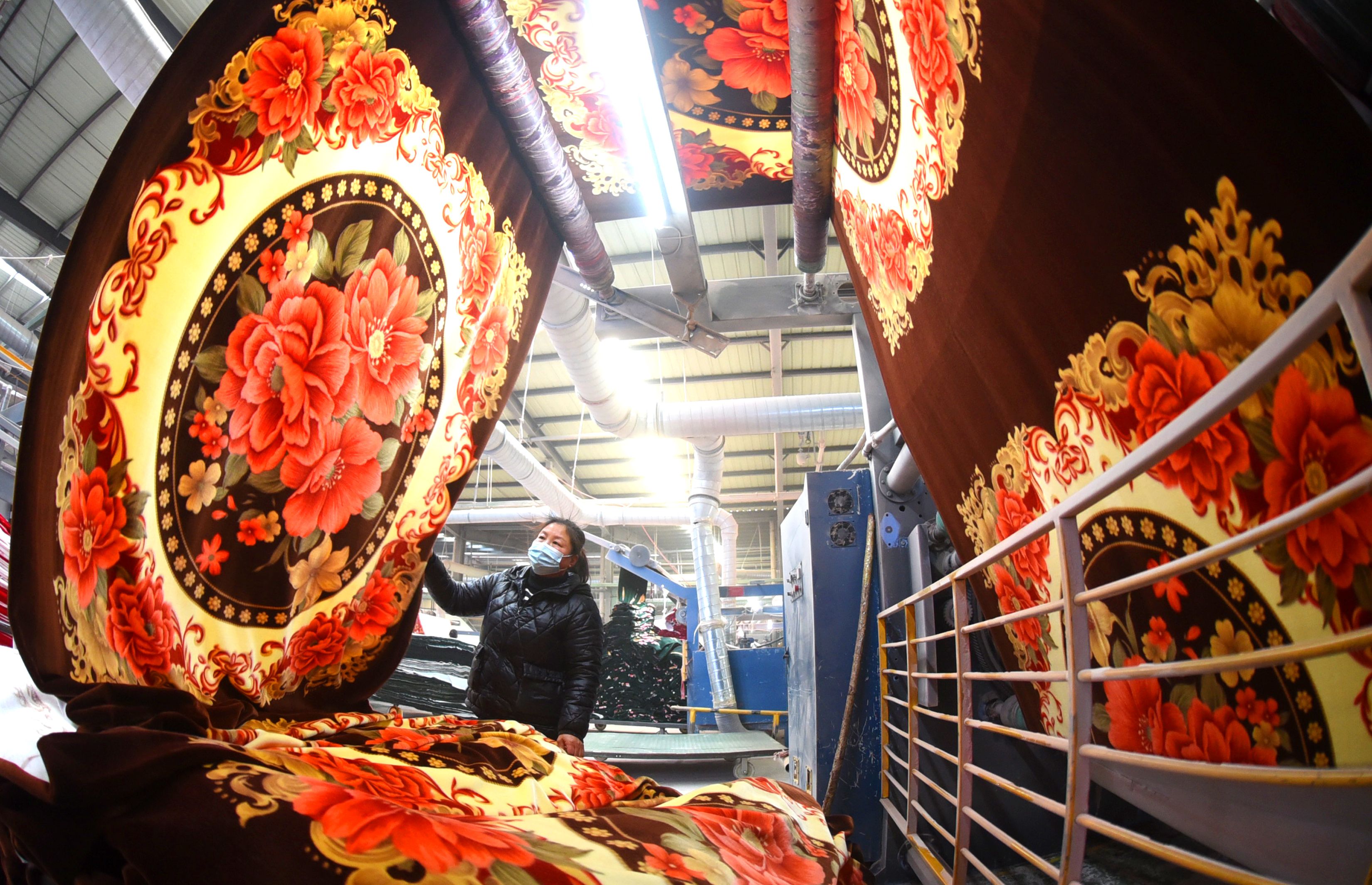 位于海州工业园的连云港飞雁毛毯有限责任公司生产车间内，工人正在赶制一批毛毯海外订单。耿玉和摄