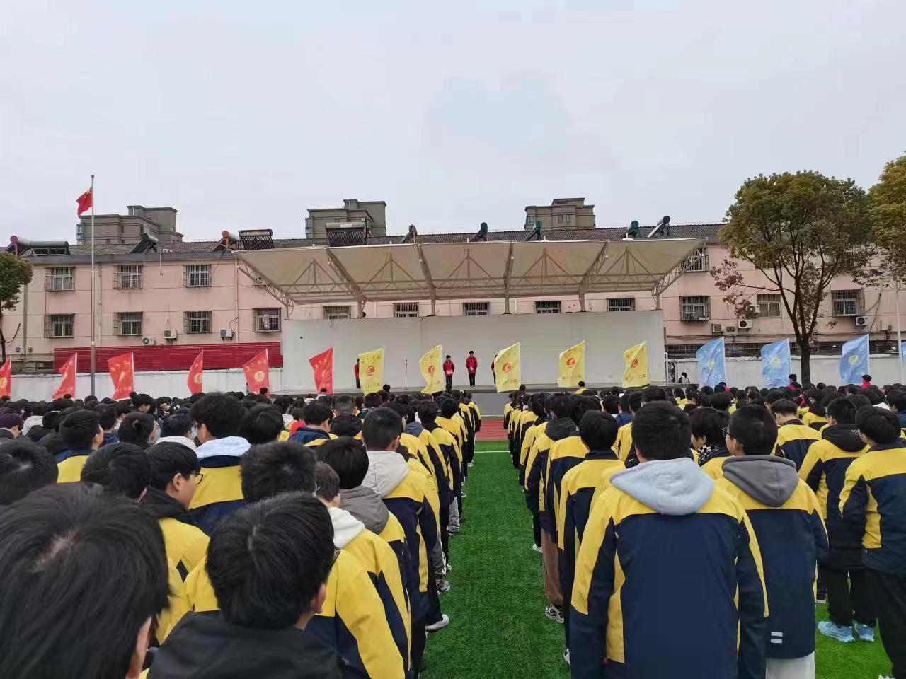 泰州市姜堰区张甸中学举行新学期升旗仪式。张甸中学供图