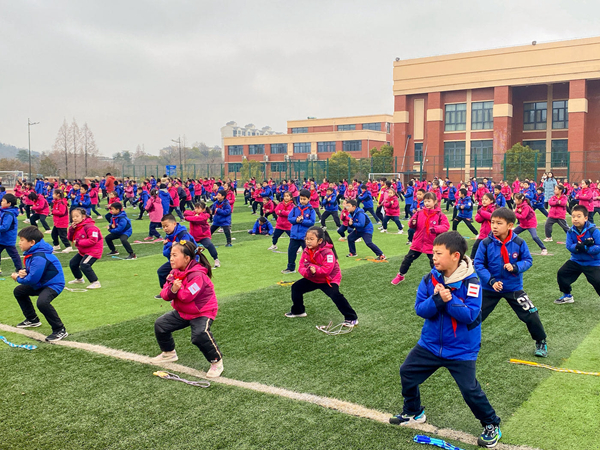 北京东路小学紫金山分校体育老师们创编武术操，帮助学生逐步恢复体能。受访者供图