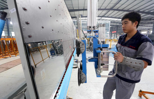 东海县一家玻璃深加工企业员工在车间内忙生产。东海县委宣传部供图