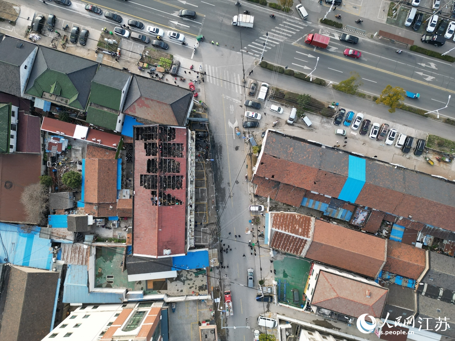 航拍火灾事故现场。人民网记者王继亮摄