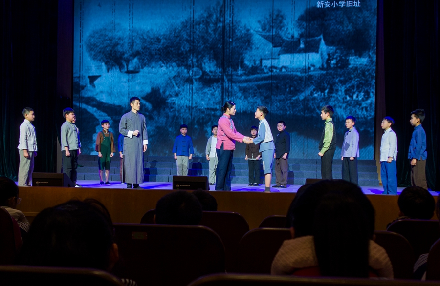 新安小学师生表演新旅故事情景剧《讨饭也要抗日》。朱天羽摄