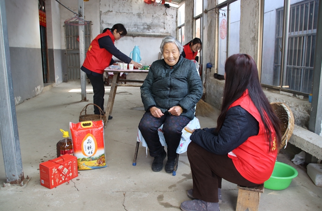 志愿队送上生活物资、了解家庭情况。南京烟草供图