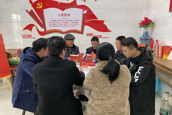 党员聚集在“党员中心户”王仁云家阅读红色书籍。横泾村供图