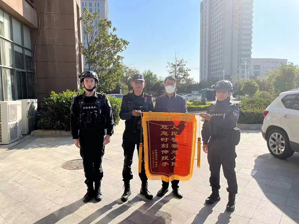 被救助群众向特战队赠送锦旗。滨海县公安局供图