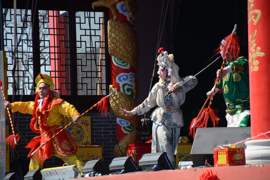 戲曲演員在南京高淳區陽江鎮聯溪村戲台表演。韋東寧攝