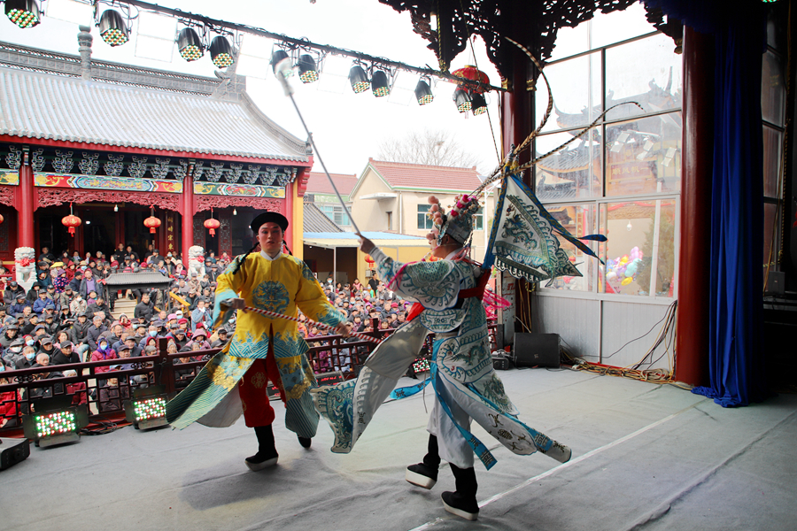 在南京高淳區椏溪街道永寧村觀村裡自然村，演員們正在表演黃梅戲《打金枝》。高曉平攝