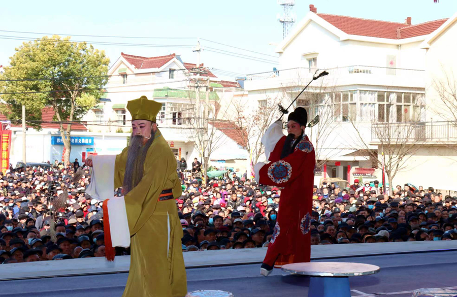 戲曲演員在南京高淳區古柏街道韓村傳統廟會上表演。高曉平攝