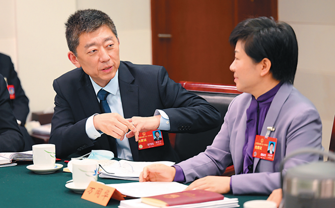 十四届全国人大一次会议江苏代表团举行小组会议