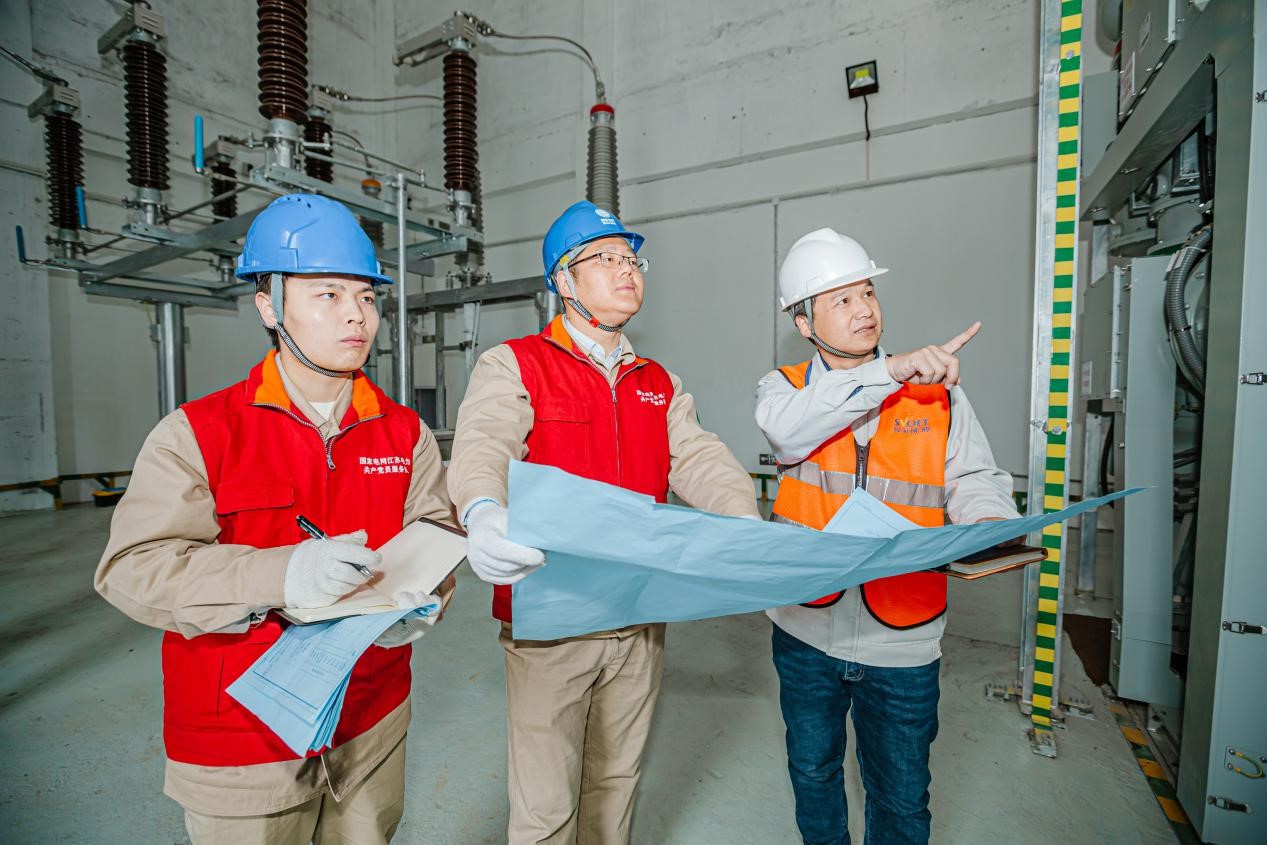 国网南京溧水供电公司工作人员上门为企业提供能效方案优化建议。束佳玲摄