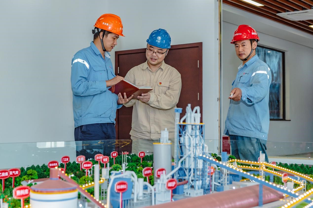 國網南京溧水供電公司工作人員上門了解企業綜合碳管理系統運行情況。束佳玲攝