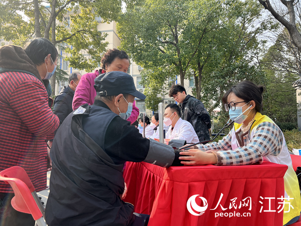 大學生志願者進社區為老年人“義診”。人民網 馬曉波攝