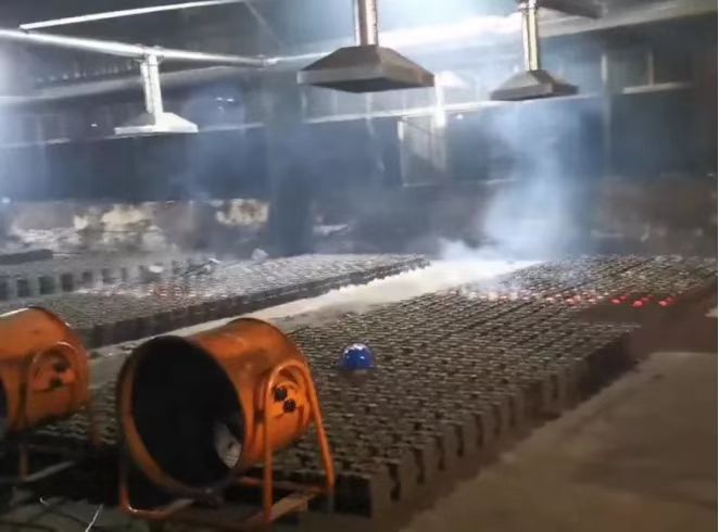 江苏万创精密铸造有限公司通过鼓风机将车间废气吹到外环境。图片来源：江苏省生态环境厅