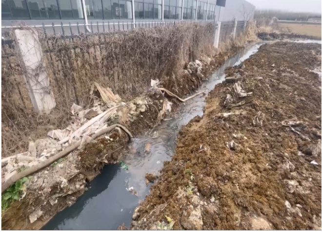 江苏真劲纺织有限公司擅自将喷水织布废水用动力泵排至厂区沟渠，汇入通榆河。