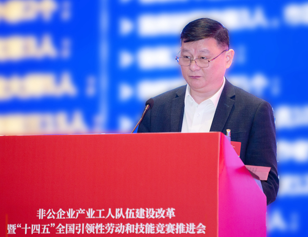 亨通集团党委副书记、工会主席、副总裁吴如其作经验分享。亨通集团供图