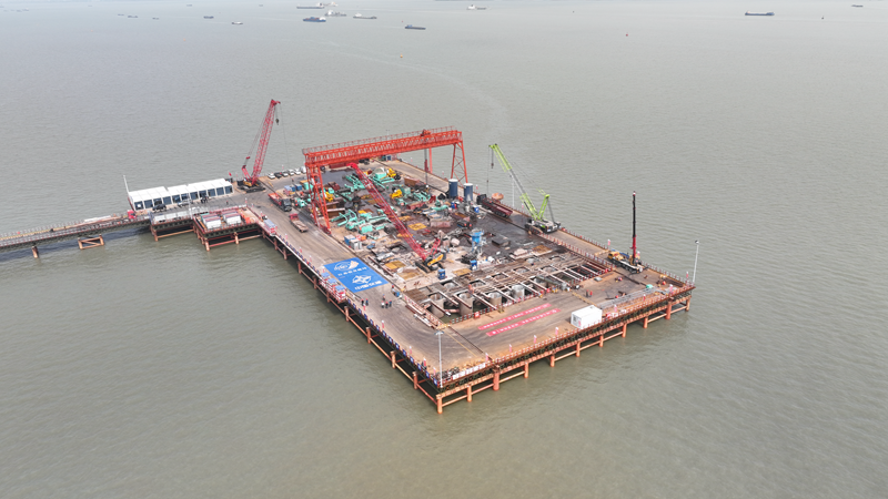 张靖皋长江大桥关键控制性工程——南航道桥南主塔桩基施工完成。 张家港海事局供图