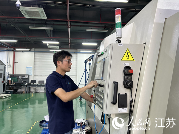 江苏集萃精密制造研究院有限公司员工正在操作设备。人民网 王丹丹摄