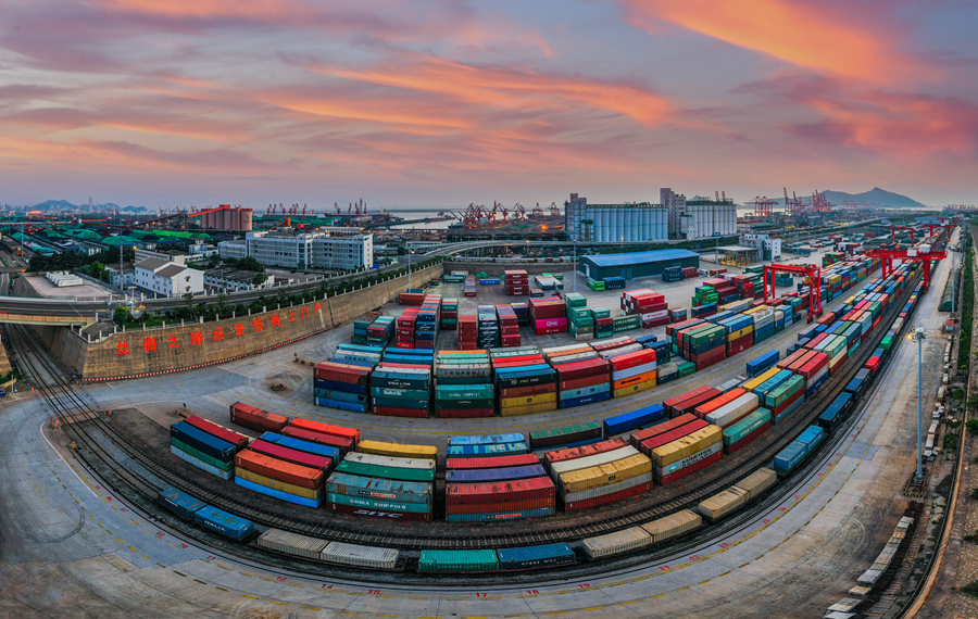 五顏六色的集裝箱組成一條條經濟紐帶。連雲港港供圖