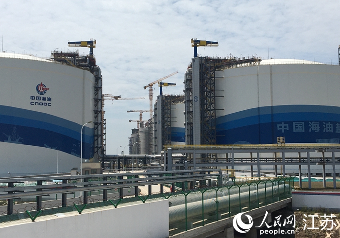 中國海油鹽城“綠能港”建設的LNG儲罐。人民網 俞楊攝