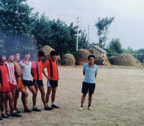 1980年代，村民們在打谷場上踢球。沛縣七堡八堡村足球協會供圖