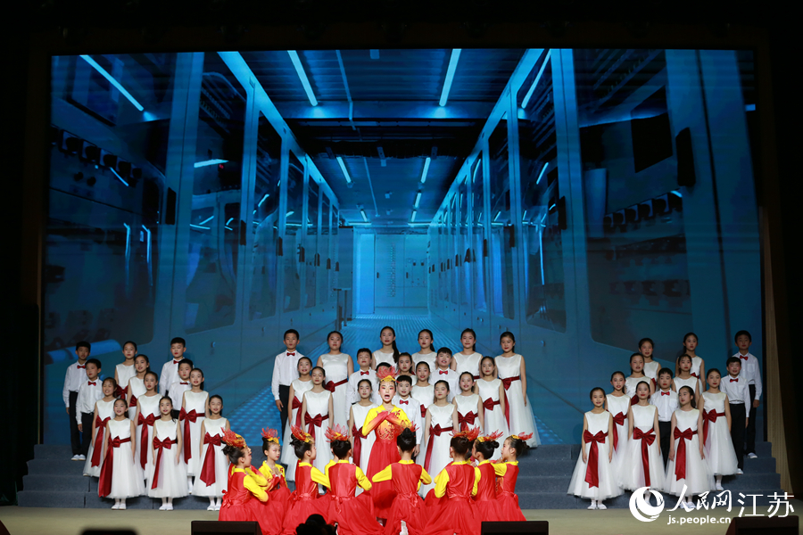 淮安市关天培小学学生表演大合唱《天耀中华》。纪星名摄
