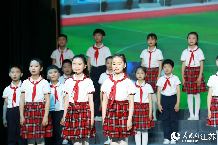 淮安市新安小学学生表演情景诗朗诵《春天的问候》。纪星名摄