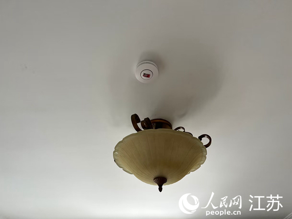 韓紅芳老人家中客廳頂上的煙霧報警器。人民網記者 馬曉波攝