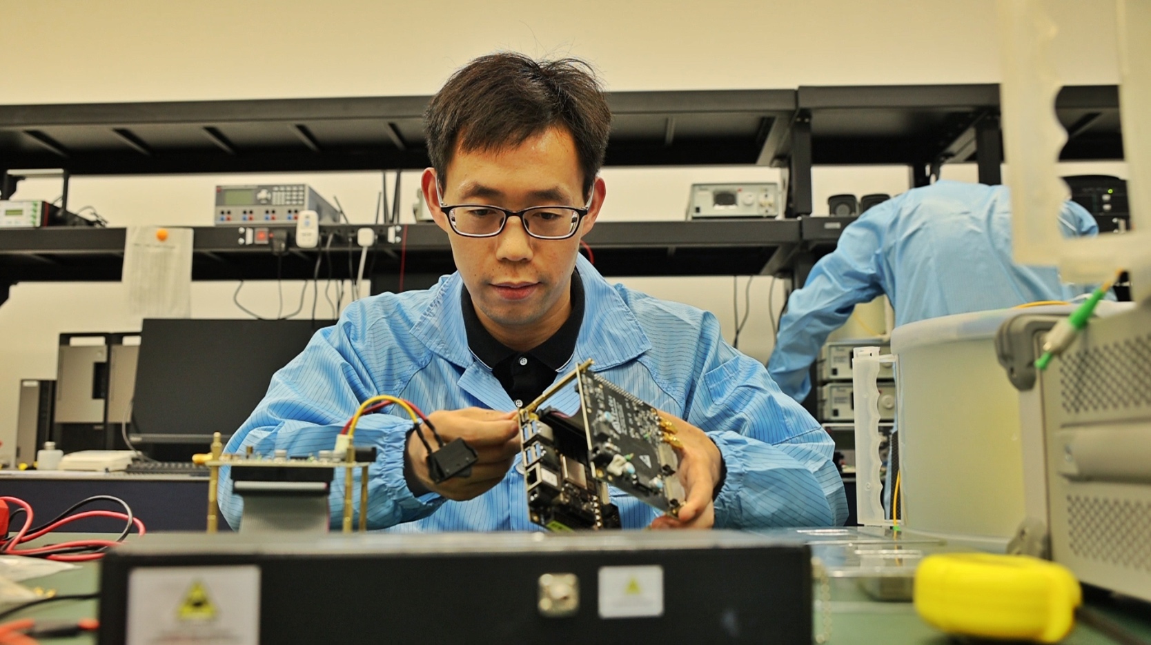 博士后研究员蔡沅成在进行光子太赫兹无线传输试验。紫金山实验室供图