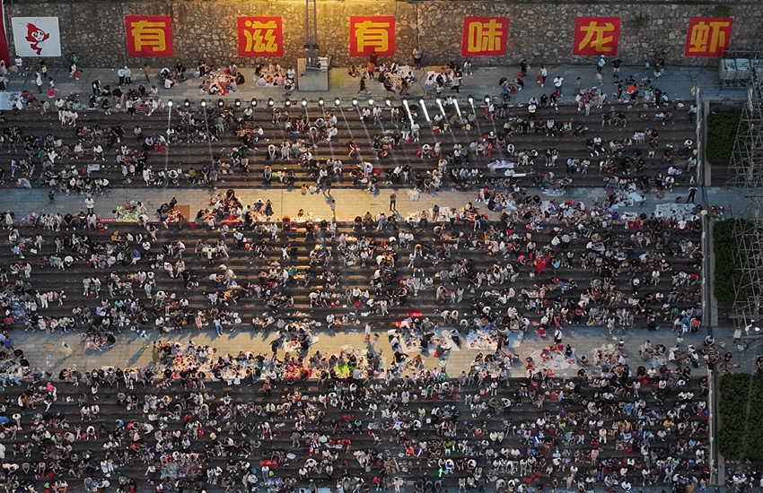 航拍万人龙虾宴举办地“中国盱眙国际龙虾节广场”。许昌银摄