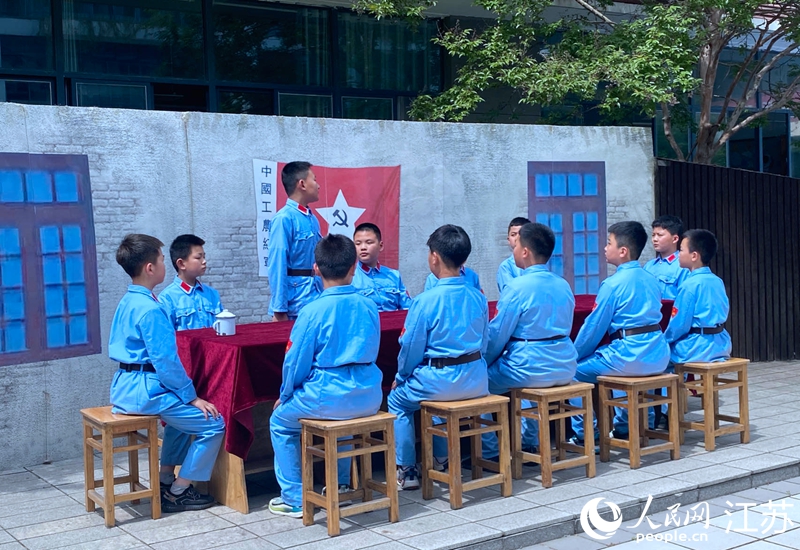 周恩来红军小学的同学们演绎遵义会议场景。 人民网 杨维琼摄