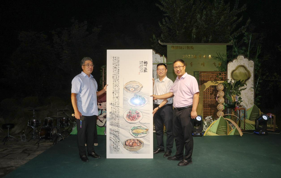 “全國文明家庭”榮譽獲得者（中）獲贈畫作。朱其攝