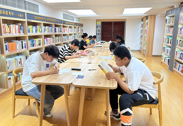 市民在闲暇之余到“歌风书房”阅读学习。沛县文联供图