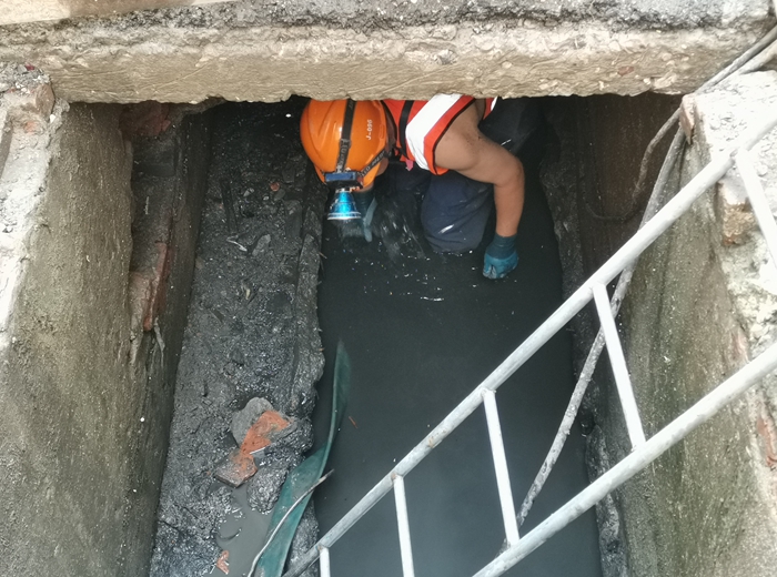 工作人员对五塘村105号院小区的主要排水通道进行整治。南京市水务局供图