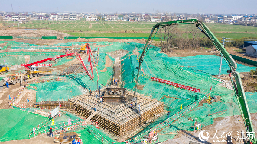2021年2月7日，首基承台浇筑完成。国网江苏电力供图