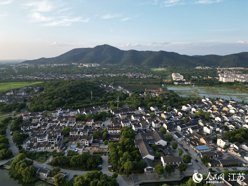航拍“光福核雕”傳承基地舟山核雕村。人民網記者 王繼亮攝