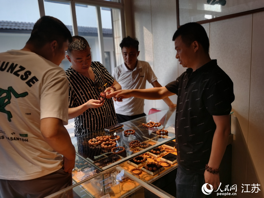 核雕愛好者選購核雕飾品。人民網記者 王繼亮攝